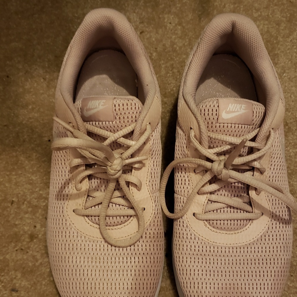 Nike Tanjun